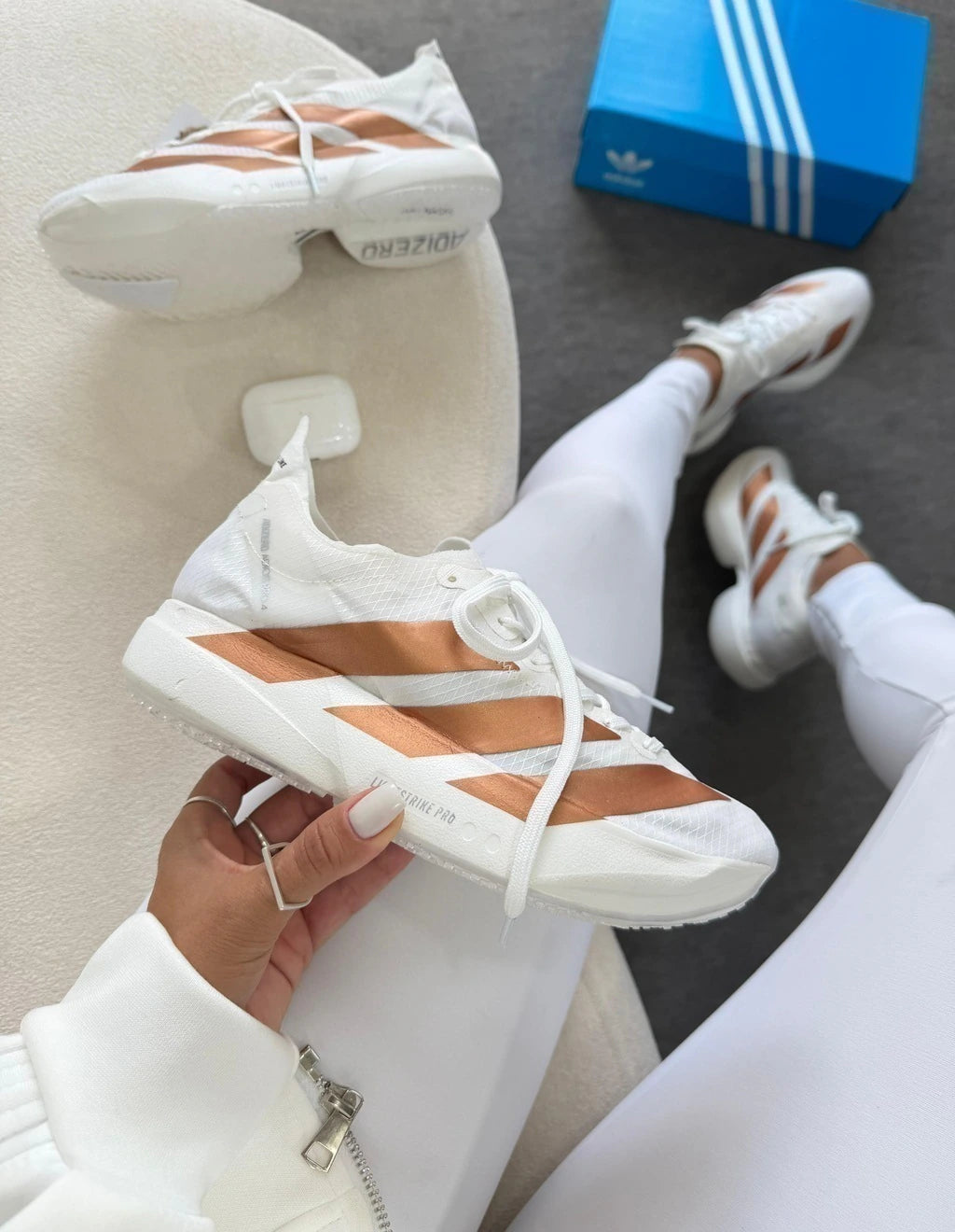 ADIZERO ADIOS PRO 4 - BRANCO/BRONZE foto 2