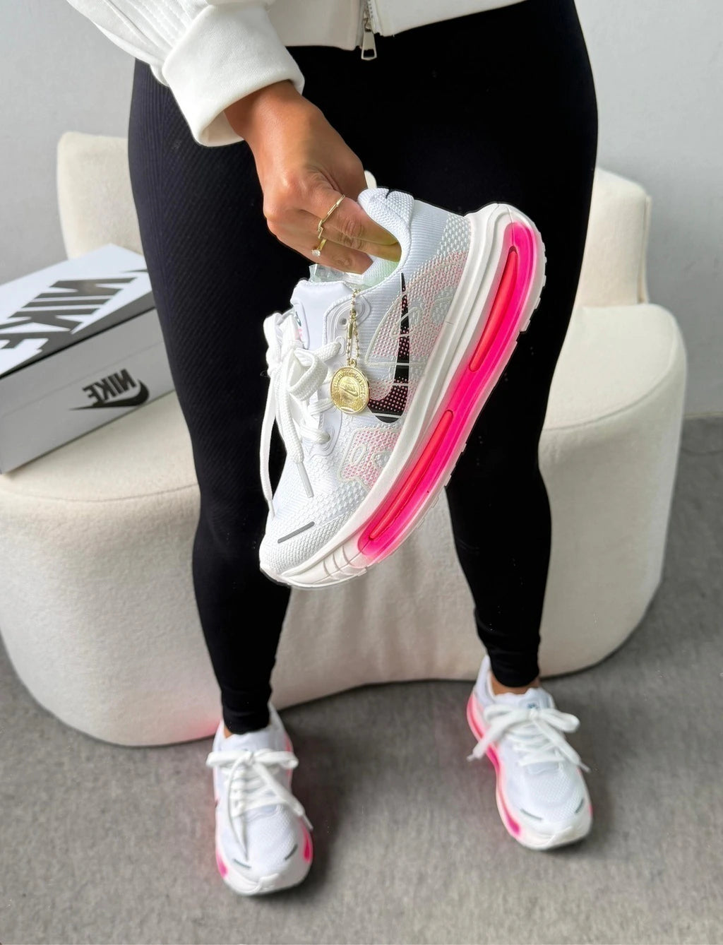 NIKE RUN VOMERO - BRANCO/ROSA foto 2
