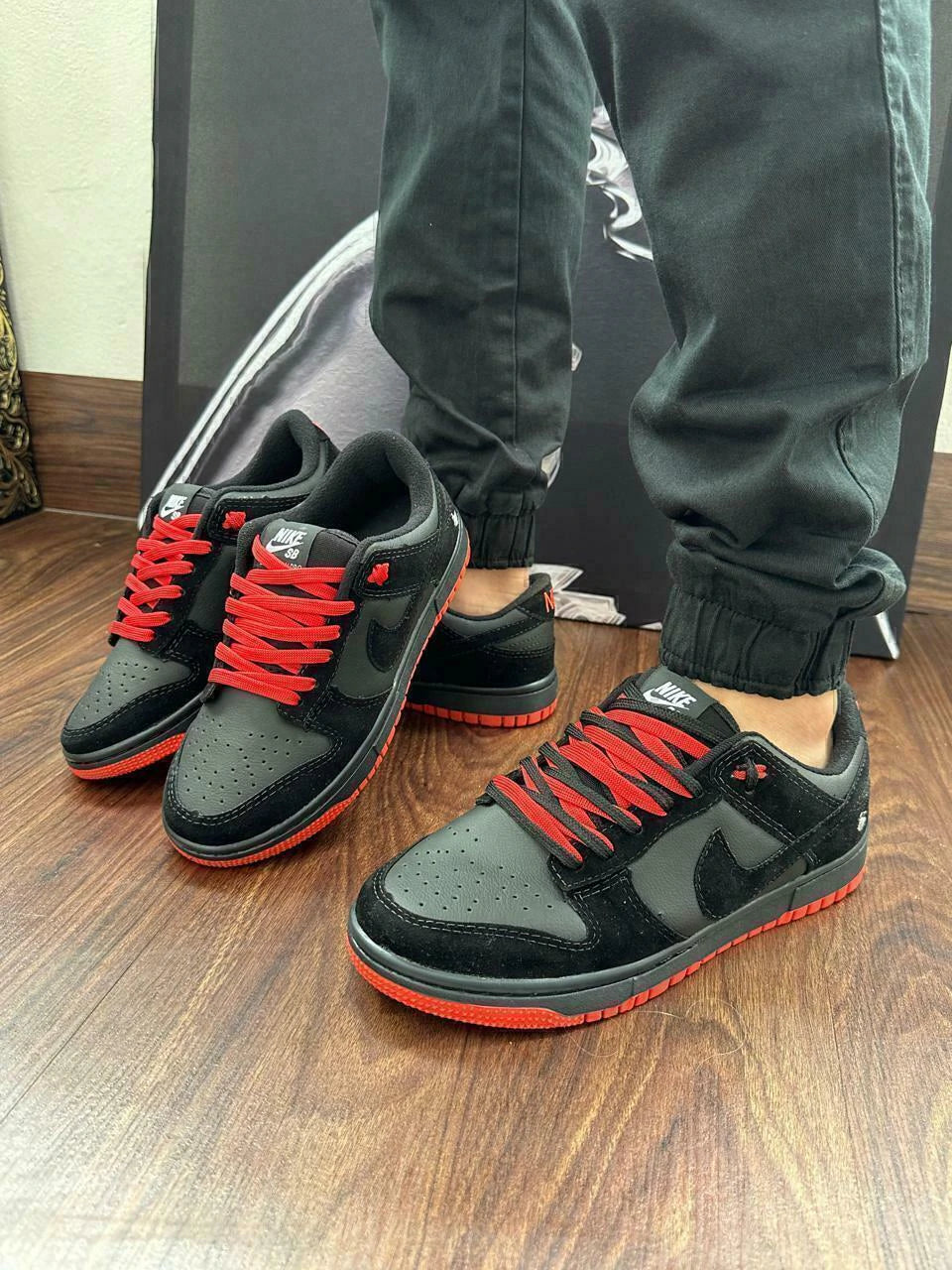 DUNK LOW CAMURÇA- PRETO/VERMELHO foto 3