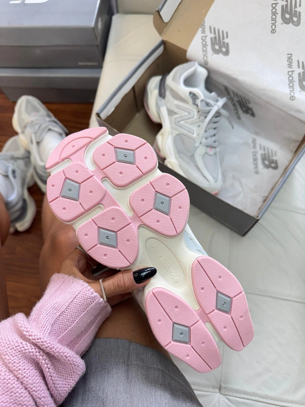 NEW BALANCE 9060 - CINZA/ROSA foto 2