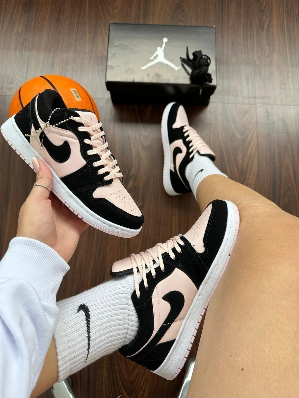 JORDAN LOW CAMURÇA- PRETO/ROSA