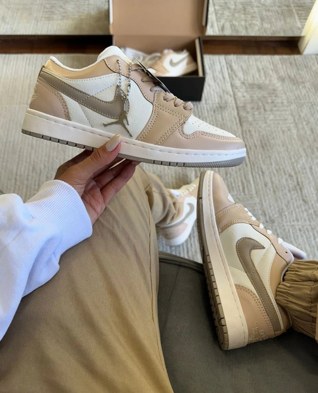 JORDAN LOW - NUDE foto 2