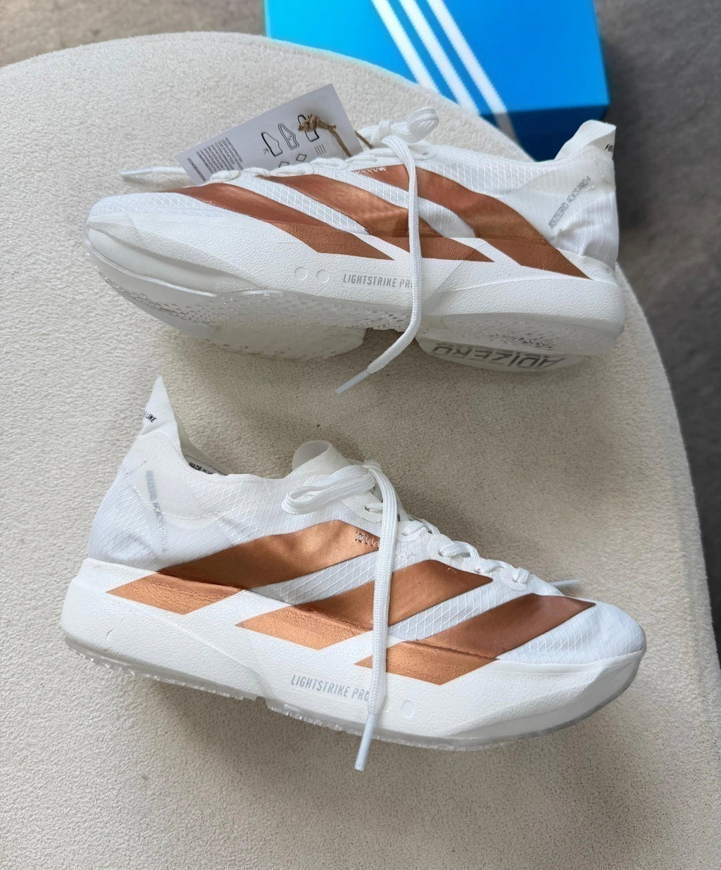 ADIZERO ADIOS PRO 4 - BRANCO/BRONZE
