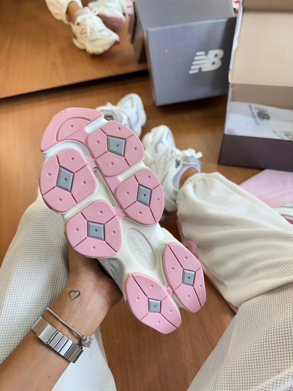 NEW BALANCE 9060 - BRANCO/ROSA BB foto 2