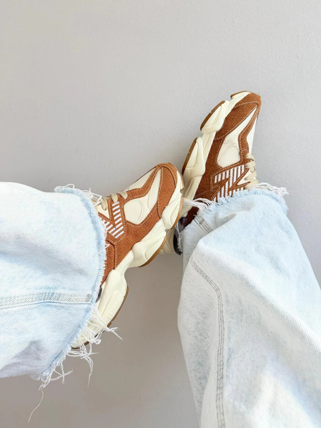 NEW BALANCE 9060 - CARAMELO foto 9