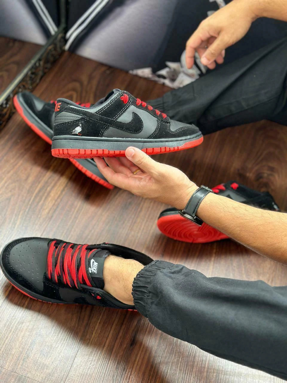 DUNK LOW CAMURÇA- PRETO/VERMELHO