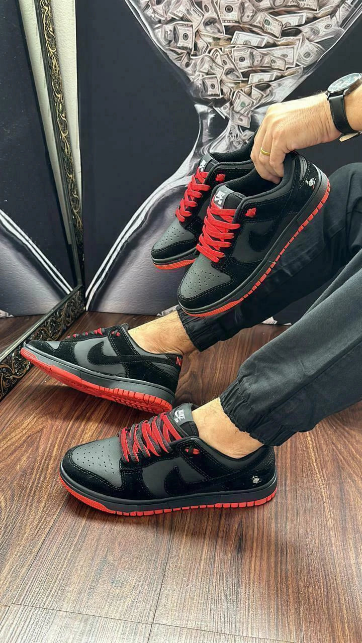 DUNK LOW CAMURÇA- PRETO/VERMELHO foto 2